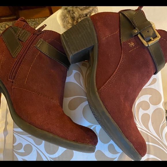 Bare traps burgundy suede ankle boots; 7.5 - Picture 3 of 6